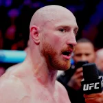 Joe Pyfer celebra su victoria por TKO sobre Israel Adesanya en el evento principal de UFC Seattle