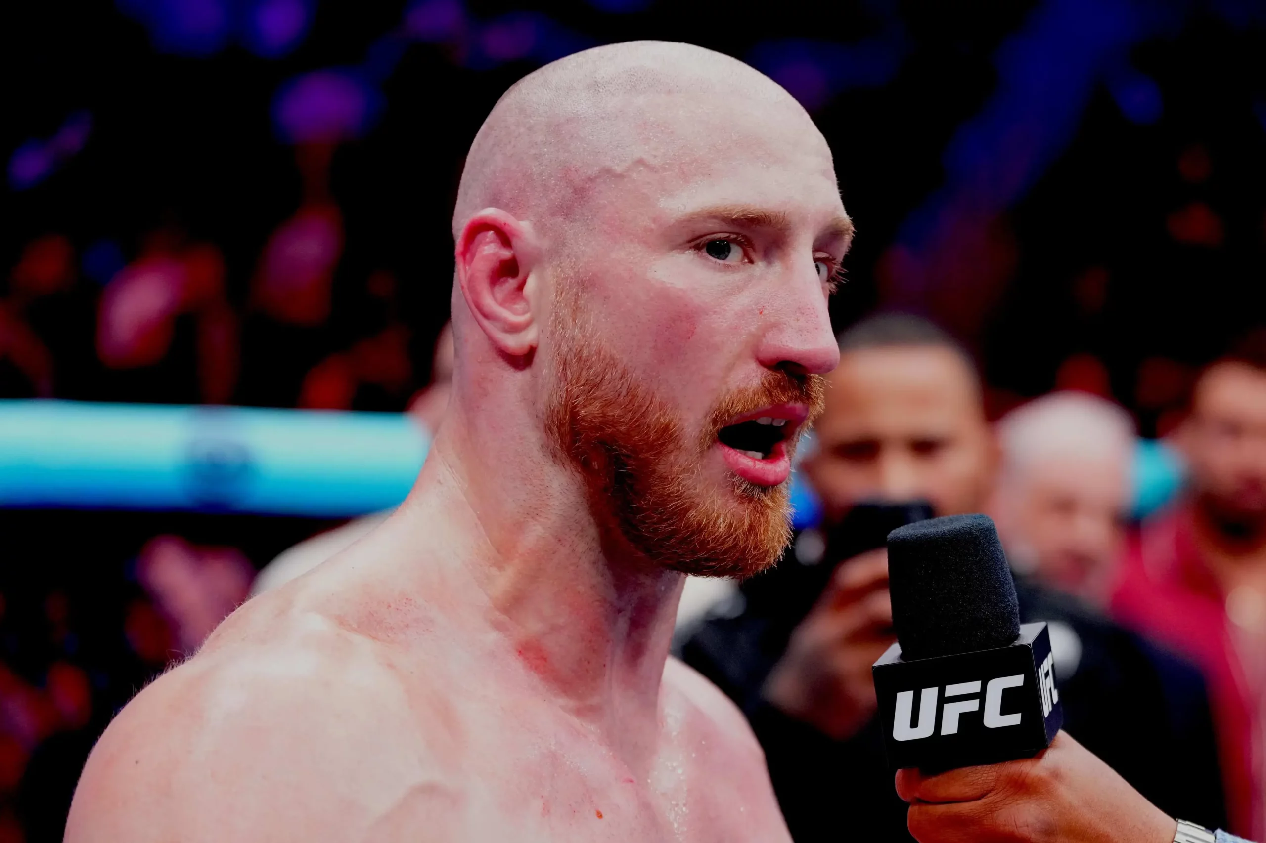 Joe Pyfer celebra su victoria por TKO sobre Israel Adesanya en el evento principal de UFC Seattle