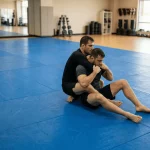 Peleador de MMA aplicando una sumision de rear naked choke en el octagono de la UFC