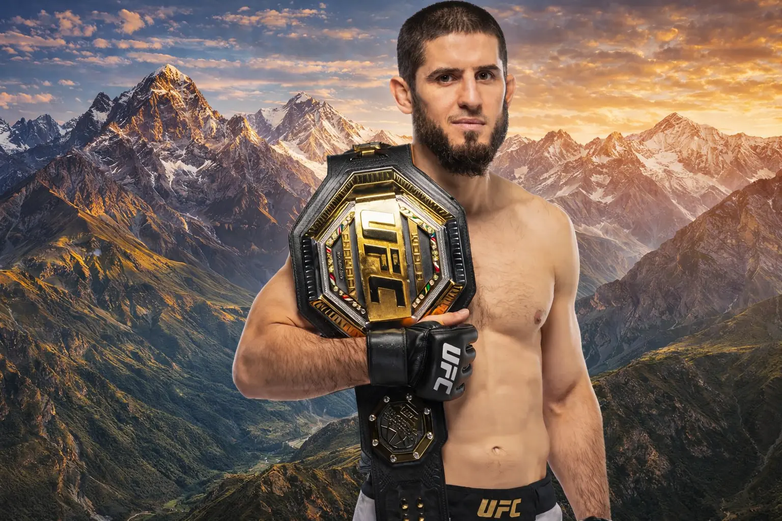 Islam Makhachev, campeon de peso welter de la UFC, posando con el cinturon de campeonato